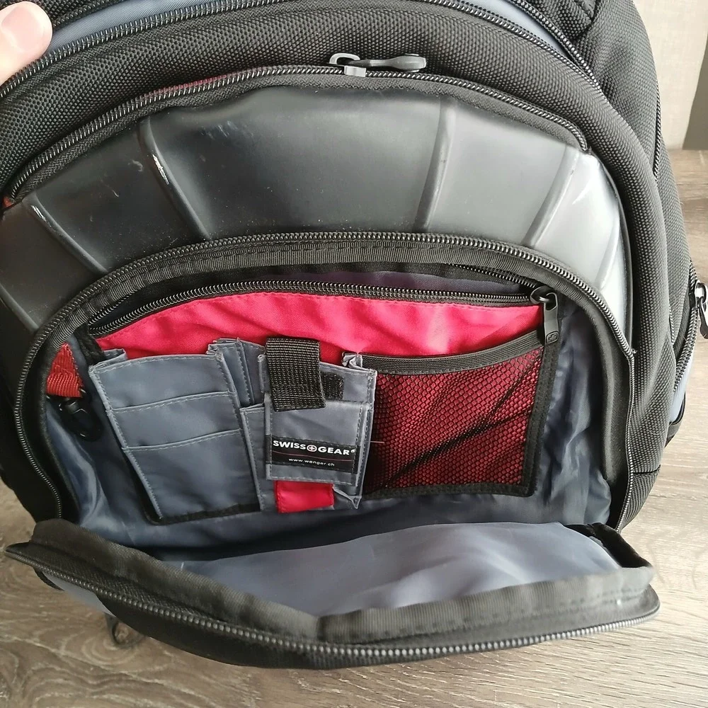 Swiss Tech broken zipper
